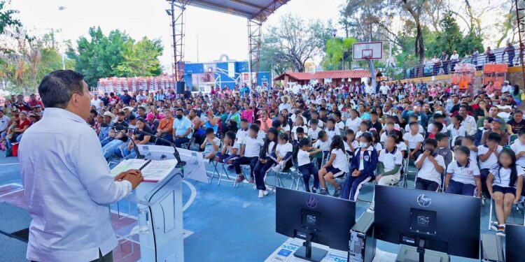 Foto: cortesía // El Gobernador Salomón Jara Cruz, visitó San Miguel Suchixtepec, del Distrito de Miahuatlán, donde entregó mobiliario y equipo para escuelas.