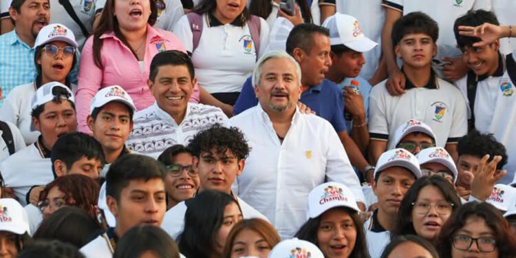 Foto: cortesía // El Gobernador Salomón Jara Cruz y el rector de la UABJO, Cristian Carreño López, con jóvenes universitarios.