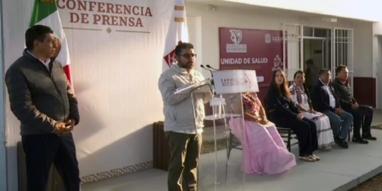 Foto: cortesía // El gobernador Salomón Jara y el consejero jurídico, Geovany Vásquez Sagrero, anuncian la Ciudad de la Salud.