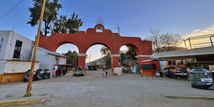 Foto: Álvaro Cuitláhuac López // El Parque del Amor rodeado por el comercio ambulante.
