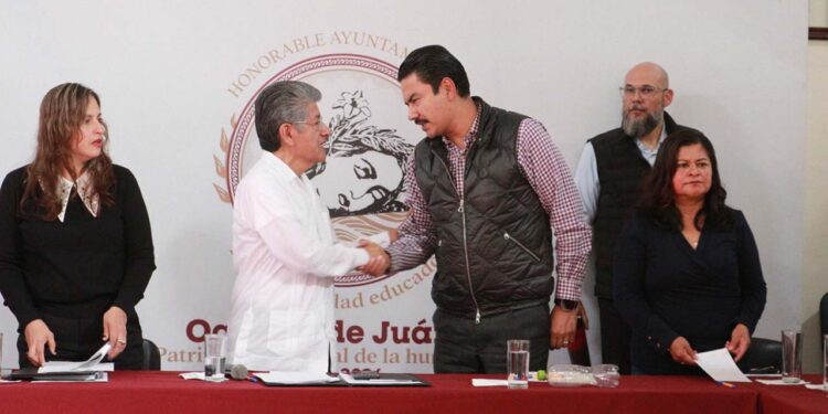 Foto: Adrián Gaytán // El proceso de entrega -recepción lo encabezaron el exedil Francisco Martínez Neri, y el presidente municipal, Raymundo Chagoya Villanueva.