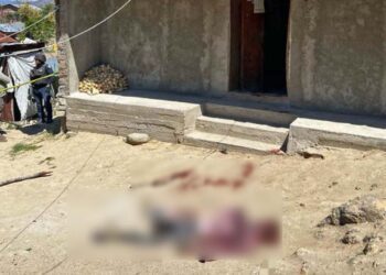 El señor fue herido de muerte y quedó tirado afuera de la vivienda.