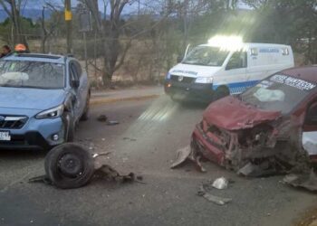 El taxi quedó casi destrozado de la parte frontal.