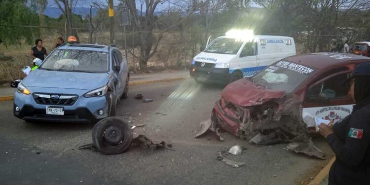 El taxi quedó casi destrozado de la parte frontal.