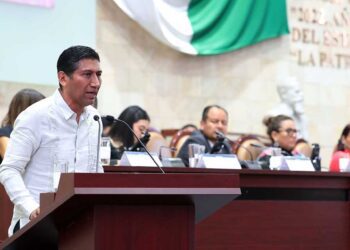 Foto: Luis Alberto Cruz // El titular de Iocied, Alejandro López Jarquín, comparece en el Congreso del Estado.