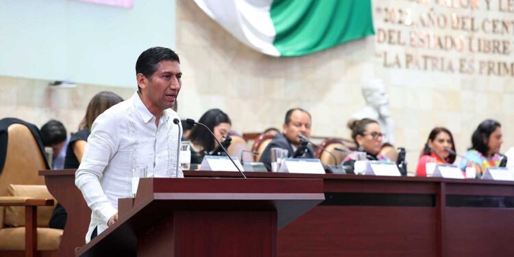 Foto: Luis Alberto Cruz // El titular de Iocied, Alejandro López Jarquín, comparece en el Congreso del Estado.