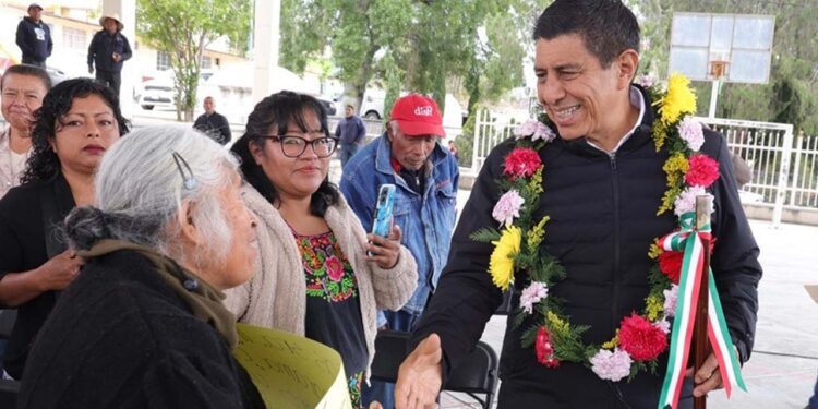 Foto: cortesía // En su gira de trabajo por la Mixteca oaxaqueña, el gobernador Salomón Jara Cruz visitó Santiago Tepetlapa.