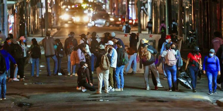 Foto: Luis Alberto Cruz // Normalistas bloquean calles del Centro Histórico.