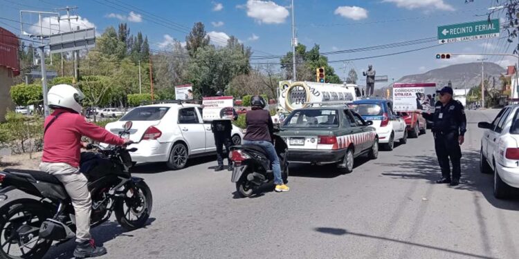 Exhortan a los motociclistas a usar casco de seguridad, respetar la velocidad y el reglamento de tránsito.