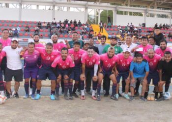 Fotos: Hermenilgo Flores // El Resplandor es el campeón de Veteranos de la Liga Oaxaca.