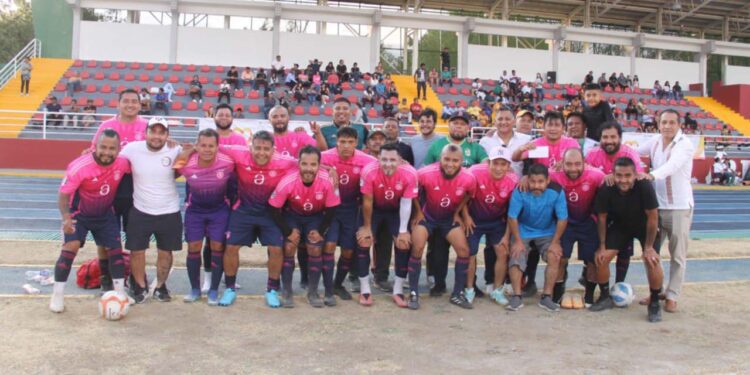 Fotos: Hermenilgo Flores // El Resplandor es el campeón de Veteranos de la Liga Oaxaca.