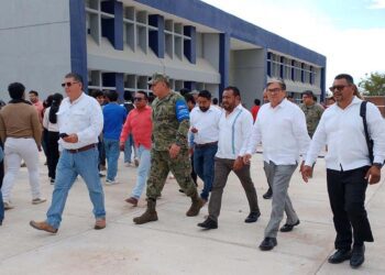 Foto: cortesía // El director general del CIIT, Juan Carlos Vera Minjares, con autoridades municipales, en El Espinal.