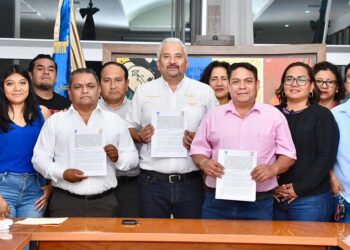 Foto: cortesía // El rector Cristian Eder Carreño López y líderes del STEUABJO muestran los acuerdos laborales alcanzados y que garantizan la continuidad de las tareas en la universidad oaxaqueña.