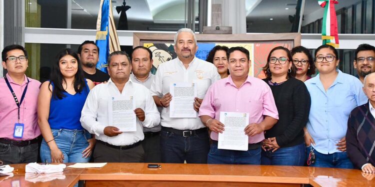 Foto: cortesía // El rector Cristian Eder Carreño López y líderes del STEUABJO muestran los acuerdos laborales alcanzados y que garantizan la continuidad de las tareas en la universidad oaxaqueña.