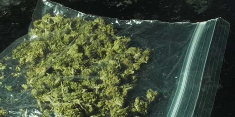 El sujeto fue localizado fumando mariguana en la colonia centro de Huajuapan.