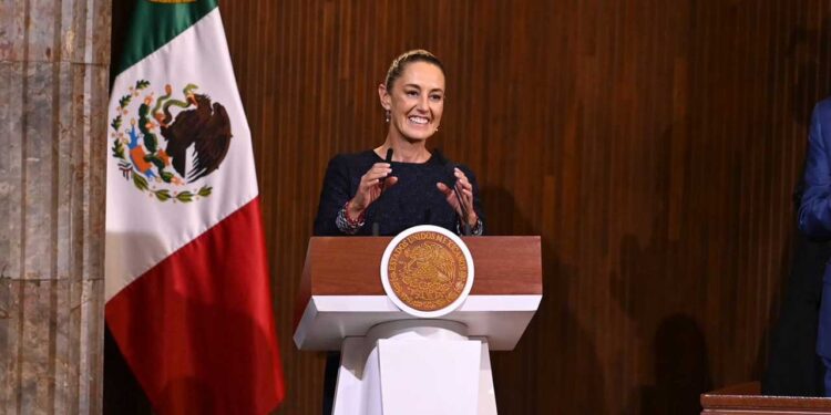 Foto: Presidencia de la República // En el aniversario 108 de la Constitución, la presidenta de la República presentó la iniciativa contra la reelección y el nepotismo.