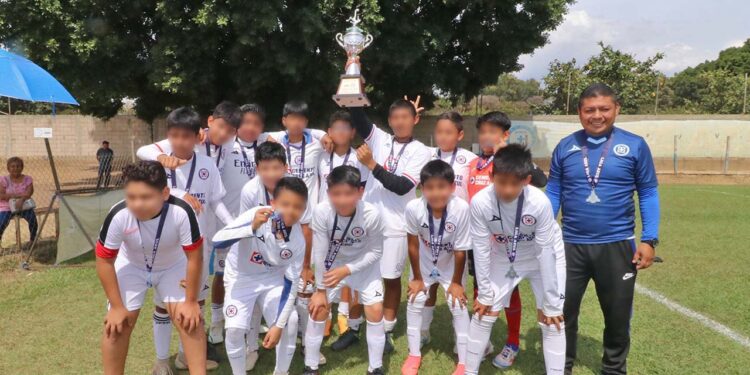 Fotos: Leobardo García Reyes // Escuela Cruz Azul Oaxaca es el campeón de la categoría 12-13 años.