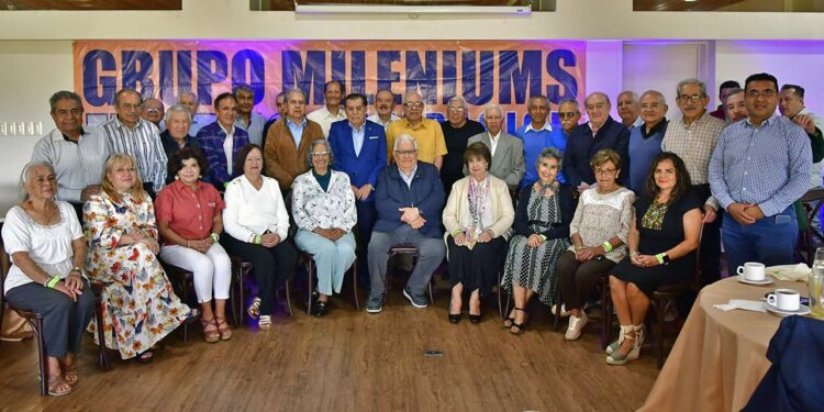 Fotos: Rubén Morales // Excompañeros de la Universidad Autónoma Benito Juárez de Oaxaca de la generación 1960-1965 se dieron cita para festejar su primera reunión del año 2025.