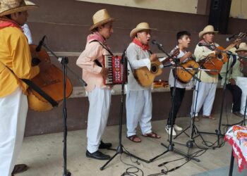 Grupos musicales típicos sobreviven a pesar de la modernidad.