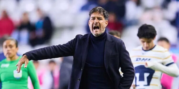 Pumas se queda sin director técnico