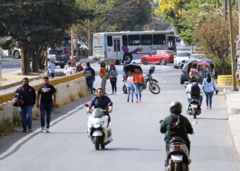 Foto: Luis Alberto Cruz // Integrantes del STEUABJO, encabezan las movilizaciones en la capital.