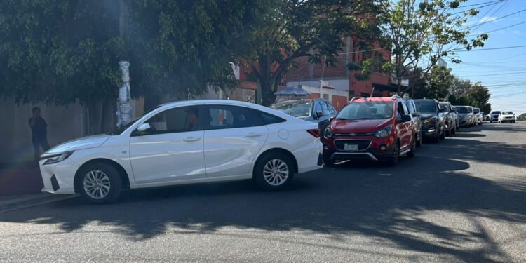 Con retrasos arranca verificación vehicular en Oaxaca