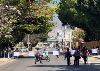 Caos vial en Oaxaca: manifestantes bloquean Av. Universidad y estas son las rutas alternas