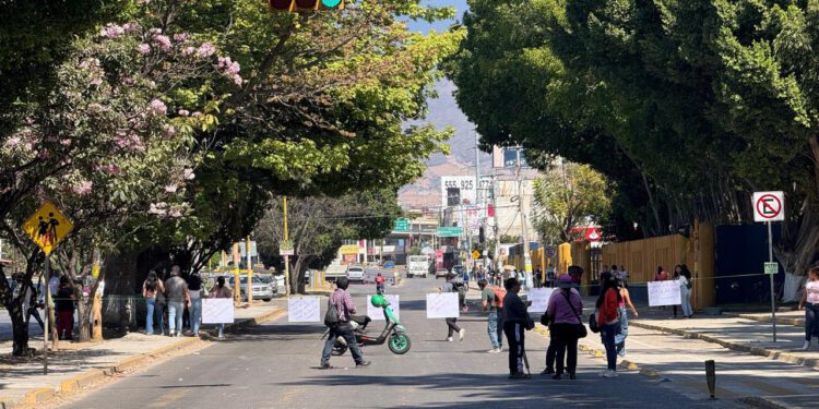 Caos vial en Oaxaca: manifestantes bloquean Av. Universidad y estas son las rutas alternas