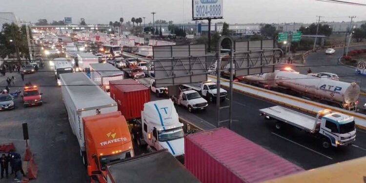 Tres vías afectadas, dos por bloqueos y una por manifestación en la México-Cuautla, en Chalco