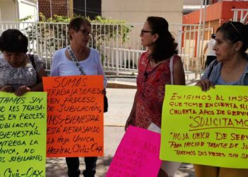 Dejan sin sueldos a trabajadores del Hospital Civil en proceso de jubilación