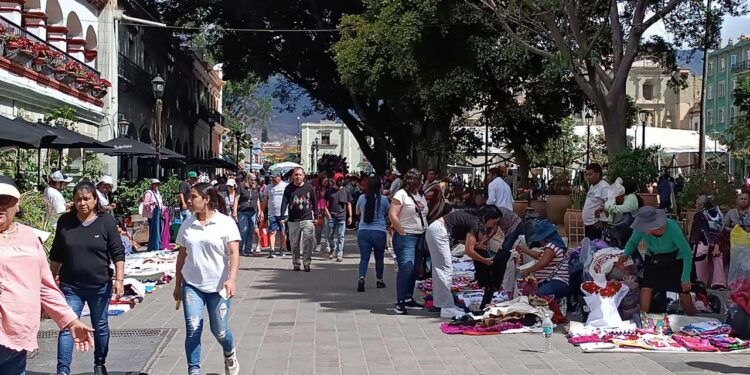 Tras acuerdo, Sección XXII y ayuntamiento depuran tianguis en apoyo a la gremial