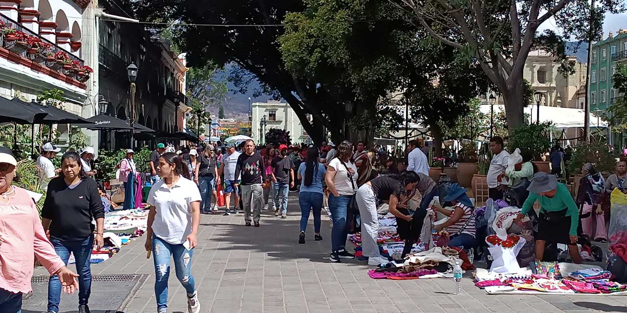 Tras acuerdo, Seccion XXII y ayuntamiento depuran tianguis en apoyo a la gremial. Noticias en tiempo real