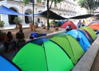 Foto: Adrián Gaytán // Instalaron mantas, lonas y casas de campaña en el Zócalo donde se mantendrán hasta lograr respuestas a sus demandas.