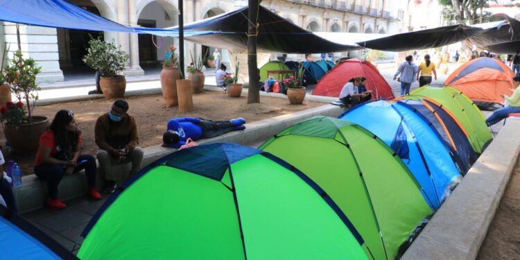 Foto: Adrián Gaytán // Instalaron mantas, lonas y casas de campaña en el Zócalo donde se mantendrán hasta lograr respuestas a sus demandas.