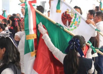 Con un llamado a la unidad y a los valores cívicos, conmemoran en la capital oaxaqueña el Día de la Bandera