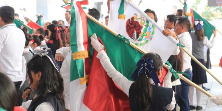 Con un llamado a la unidad y a los valores cívicos, conmemoran en la capital oaxaqueña el Día de la Bandera