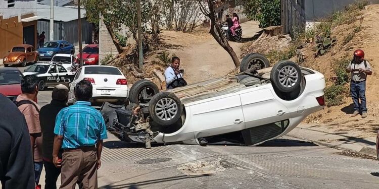 Se vuela tope y atropella a trabajador de SOAPA