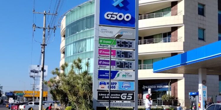 Gasolina a 24 pesos litro, acuerdan gobierno y gasolineros