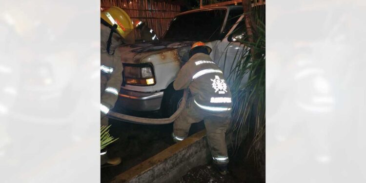 La actuación inmediata de vecinos y bomberos evitó una tragedia.