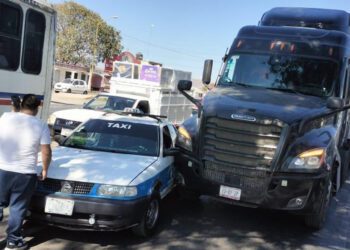 Tráiler choca contra taxi foráneo