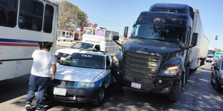 Tráiler choca contra taxi foráneo