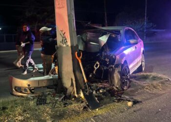 La madrugada del domingo, el hombre chocó violentamente contra un poste en Ánimas Trujano.