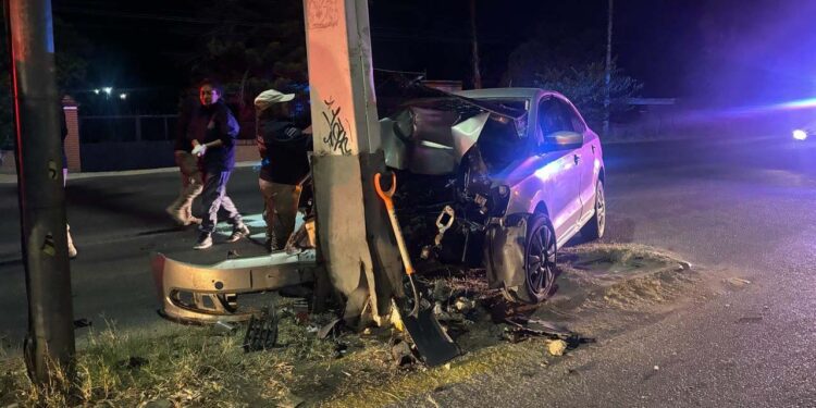 La madrugada del domingo, el hombre chocó violentamente contra un poste en Ánimas Trujano.