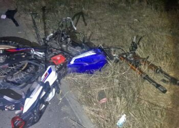 La motocicleta quedó tirada a orilla de la carretera; perdió la llanta delantera.