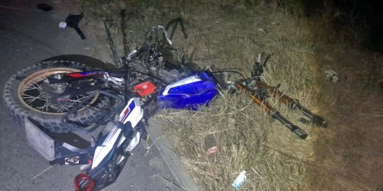 La motocicleta quedó tirada a orilla de la carretera; perdió la llanta delantera.