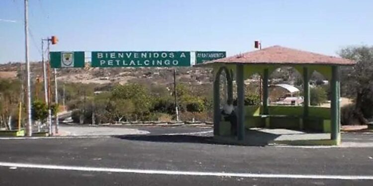 La mujer se encontraba esperando el autobús con rumbo a Acatlán.
