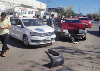 La parte frontal del taxi resultó severamente dañada.
