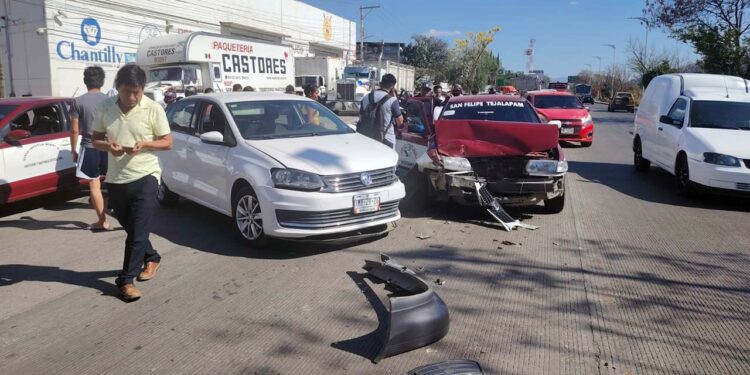 La parte frontal del taxi resultó severamente dañada.
