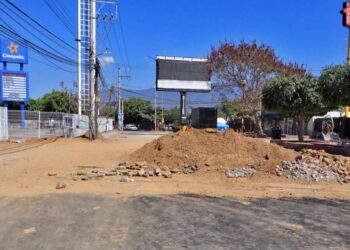 Foto: Adrián Gaytán // La repavimentación de la avenida Quinta Las Águilas, en Candiani, una de las obras inconclusas.