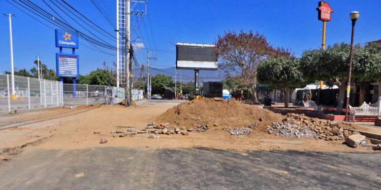 Foto: Adrián Gaytán // La repavimentación de la avenida Quinta Las Águilas, en Candiani, una de las obras inconclusas.